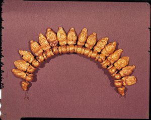 マエナドとシレノスのマスクが施されたネックレス、紀元前5〜4世紀（金）